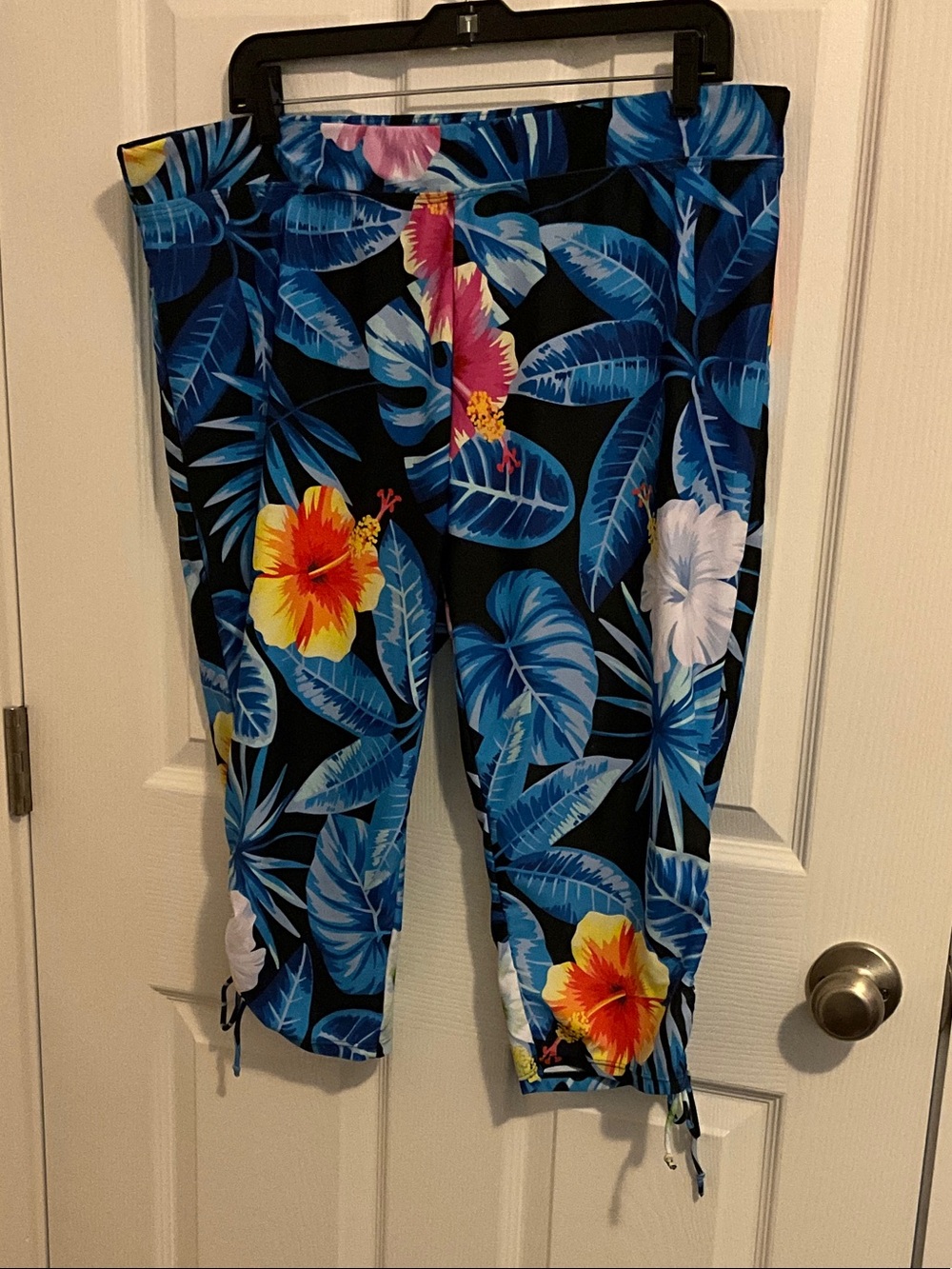 Women’s Black Tropical Floral Cropped Pants